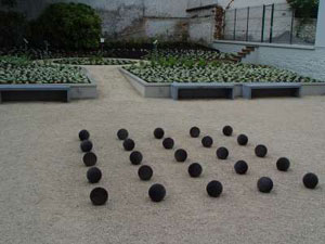 pour le Musée F. Rops – Namur - réalisation du jardin et de la sculpture “ Carré d’ardoises ”. (Inauguration en 2005 avec exposition et sortie d’un livre chez Artgo et d’une vidéo sur la sculpture et son jardin par la Province de Namur)