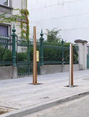 “ Les Arbres de vies ” pour la ville de la Louvière. Intégration dans 2 sites de la rue de la Loi de 6 stèles de métal et de matériaux rappelant l'histoire de la ville
